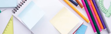 açık arkaplanda parlak renkli kırtasiye koleksiyonu, yakın görünüm  
