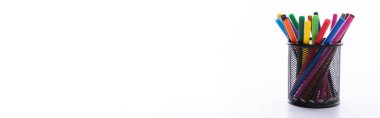 Beyaz arkaplanda izole edilmiş renkli keçeli kalem koleksiyonu, yakın görünüm 
