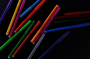 koyu arkaplanda renkli keçeli kalem koleksiyonu, yakın görünüm 