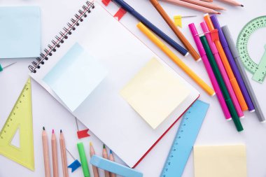 açık arkaplanda parlak renkli kırtasiye koleksiyonu, yakın görünüm  