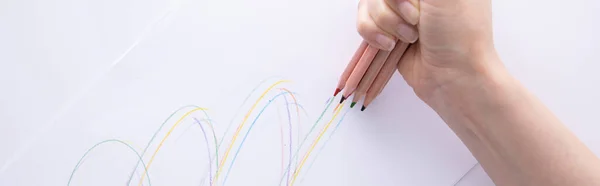 Mano Femenina Sosteniendo Lápices Madera Coloridos Dibujo Sobre Papel Sobre — Foto de Stock