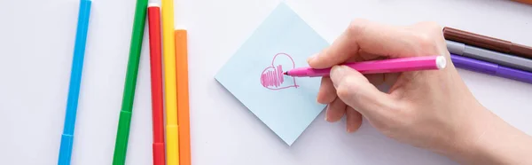 Escritura Masculina Mano Con Pluma Fieltro Punta Sobre Nota Del —  Fotos de Stock