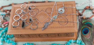 Boho aksesuarları. Kadın Bohem Moda Detayları 