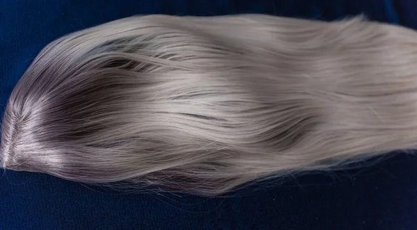 猪合成和自然的头发 金发和灰金发 女人的美的概念 — 图库照片