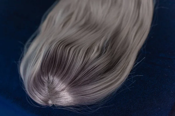 合成髪と天然毛をウィッグ ブロンドと灰ブロンドの髪 女性の美の概念 — ストック写真