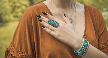 Boho gümüş yüzükleri ve diğer aksesuarlar. Kadın Bohem Moda Detayları