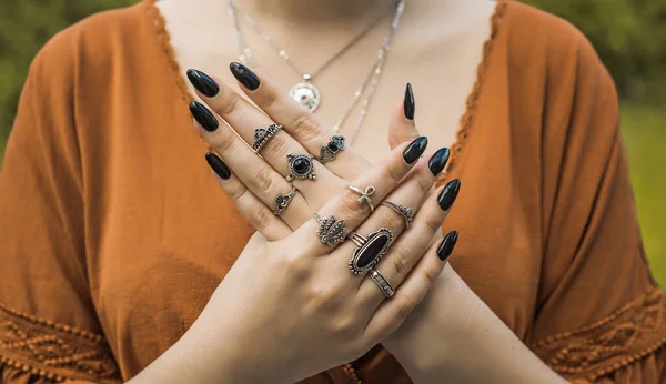 Boho Ασημένια Δαχτυλίδια Και Άλλα Αξεσουάρ Μποέμικες Γυναικείες Λεπτομέρειες Μόδας — Φωτογραφία Αρχείου