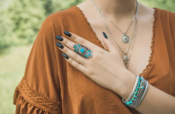 Boho gümüş yüzükleri ve diğer aksesuarlar. Kadın Bohem Moda Detayları