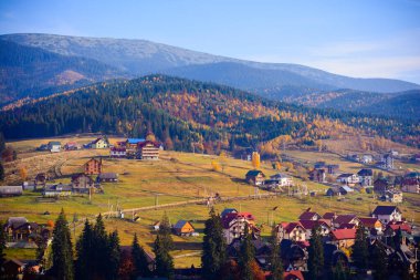 Güzel dağ manzarası. Avrupa yaz mevsiminde dağlarda tatil 