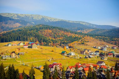 Güzel dağ manzarası. Avrupa yaz mevsiminde dağlarda tatil 