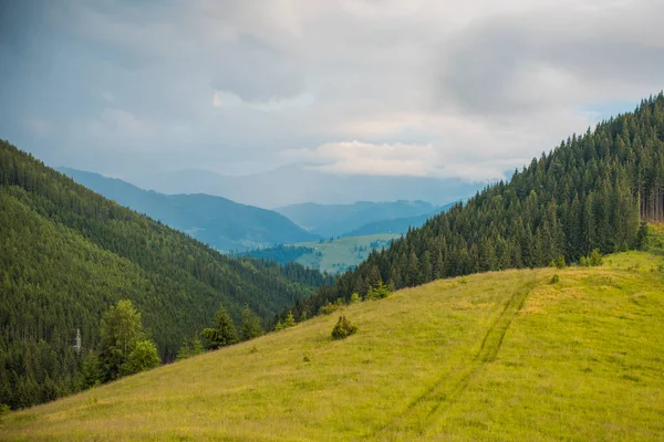 Bella Vista Sulle Montagne Tempo Vacanza Europeo Montagna Paesaggio Estivo — Foto Stock