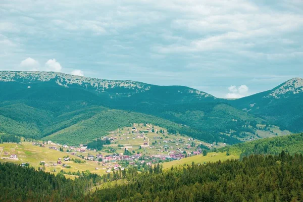 Schöne Aussicht Auf Die Berge Europäische Urlaubszeit Den Bergen Sommerlandschaft — Stockfoto