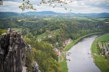 Rock Köprüsü Bastei ve doğa manzarası - Rathen, Sakson İsviçre, Almanya