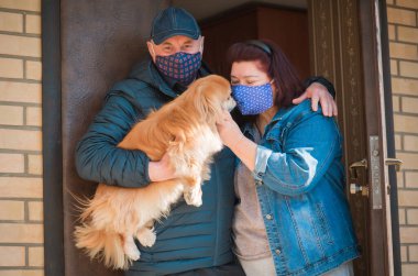 Virüsü durdur! Tekstil ev yapımı pamuk maskesi giyen insanlar  