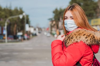Virüsü durdur! Tekstil koruyucu maskeli kadın. Sosyal uzaklık 