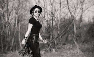 Şık kıyafet ayrıntıları, artı büyük beden kemer ve karışım stili olan bir kız.