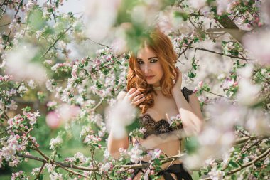 Bahçede siyah iç çamaşırlı muhteşem L beden kız, kadın güzelliği.