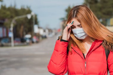 Virüsü durdur! Tekstil koruyucu maskeli kadın. Sosyal uzaklık 