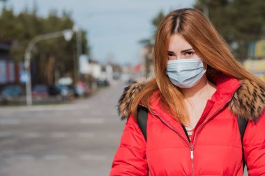 Virüsü durdur! Tekstil koruyucu maskeli kadın. Sosyal uzaklık 