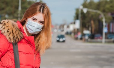 Virüsü durdur! Tekstil koruyucu maskeli kadın. Sosyal uzaklık 