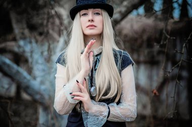 Aristokrat vampir kostümü, Viktorya tarzı gotik. Cadılar Bayramı ya da maskeli balo fikirleri