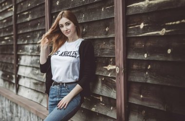 Modayı takip eden genç bir kız, modern bir tarz, moda ve sokak modası.