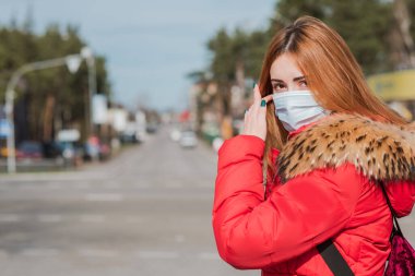 Virüsü durdur! Tekstil koruyucu maskeli kadın. Sosyal uzaklık 