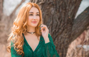 Yeşil bluzlu kızıl saçlı romantik kız, boho tarzı, saç konsepti, peruk