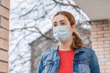 Virüsü durdur! Tekstil koruyucu maskeli kadın. Sosyal uzaklık 