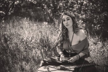 Çingene yaşam tarzı, çingene modern Romen kızı doğada