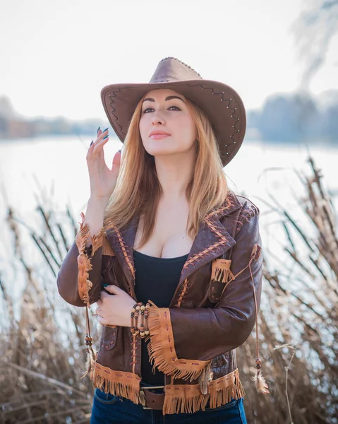 Flicka Amerikansk Lantlig Stil Läder Boho Jacka Och Cowboy Hatt — Stockfoto