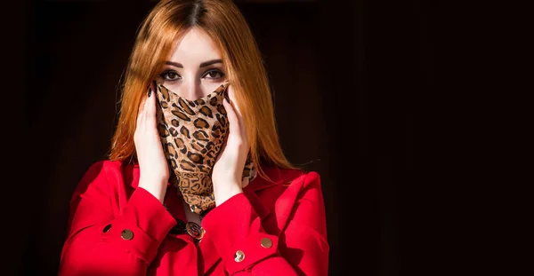 Jovem Mulher Moda Máscara Caseira Cachecol Seu Rosto Parar Vírus — Fotografia de Stock