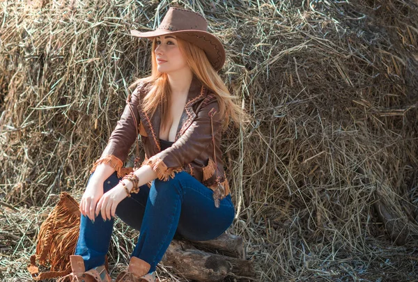 Flicka Amerikansk Lantlig Stil Läder Boho Jacka Och Cowboy Hatt — Stockfoto