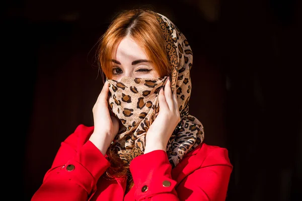 Mujer Joven Máscara Casera Moda Bufanda Cara Detener Virus Salvarse — Foto de Stock