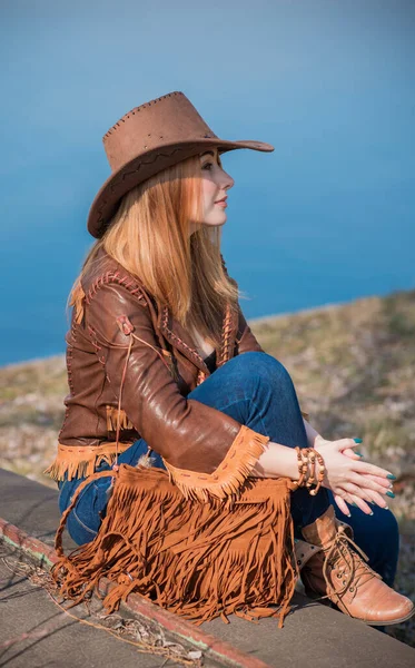 Mädchen Amerikanischen Landhausstil Mit Boho Lederjacke Und Cowboyhut Der Natur — Stockfoto