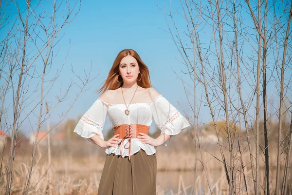 Natur Utseende Medeltida Stil Kläder Rödhårig Kvinna Bomull Vintage Blus — Stockfoto