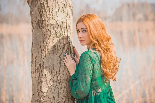 Roodharige Romantisch Meisje Groene Blouse Boho Stijl Haardracht Pruik — Stockfoto