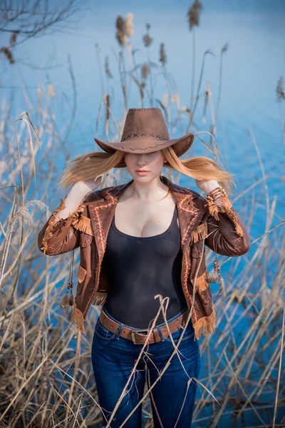 Ragazza Stile Country Americano Giacca Pelle Boho Cappello Cowboy Natura — Foto Stock