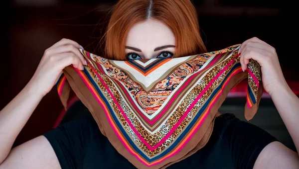 Jonge Vrouw Modieuze Zelfgemaakte Masker Sjaal Haar Gezicht Stop Virus — Stockfoto