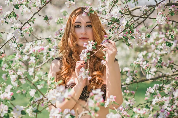 Prachtige Size Meisje Zwart Lingerie Tuin Schoonheid Van Vrouwen — Stockfoto