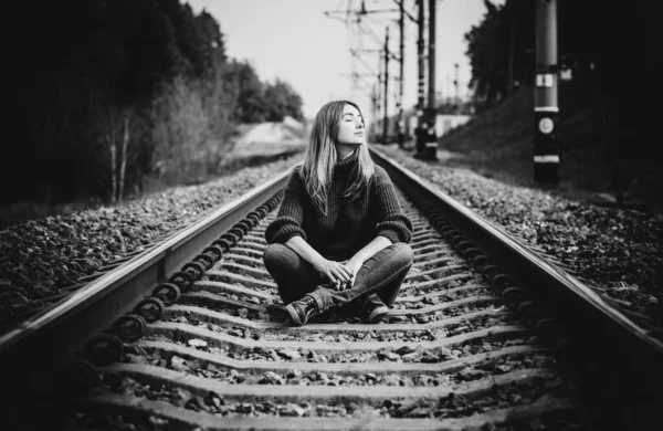 女孩在铁路上想着他的生活 年轻女人的心理 — 图库照片