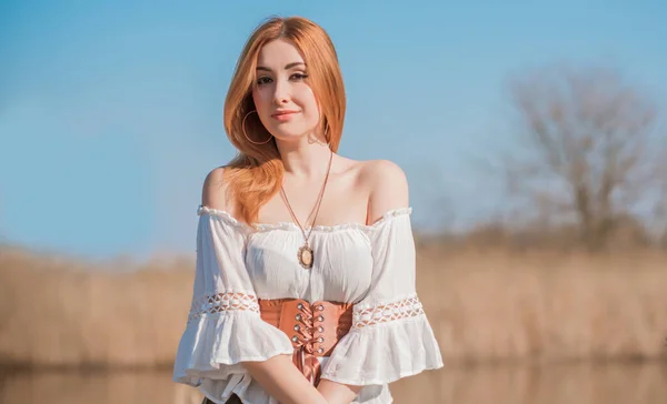 Natur Look Mittelalterliche Kleidung Rothaarige Frau Baumwollbluse Gürtel Und Rock — Stockfoto