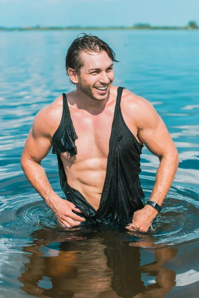 Homem Bonito Água Cara Sexy Mostrando Corpo Musculoso Conceito Vida — Fotografia de Stock