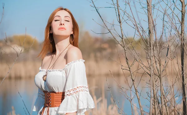 Природа Середньовічний Стиль Одягу Руда Жінка Бавовняній Вовняній Блузці Поясі — стокове фото
