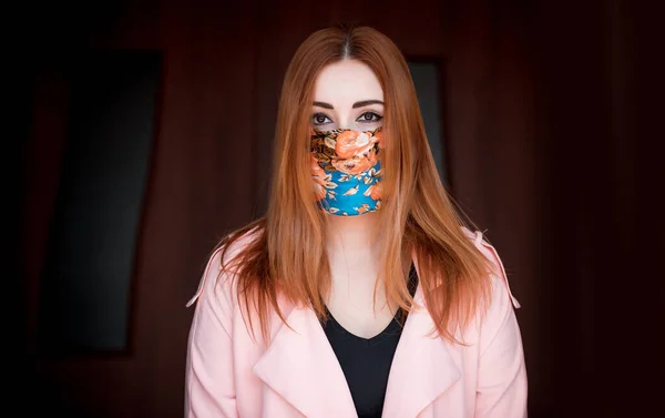 Mujer Joven Máscara Casera Moda Bufanda Cara Detener Virus Salvarse — Foto de Stock