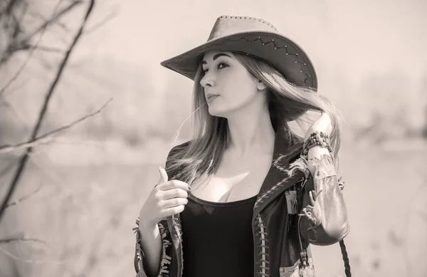 Meisje Amerikaanse Land Stijl Lederen Boho Jas Cowboy Hoed Natuur — Stockfoto