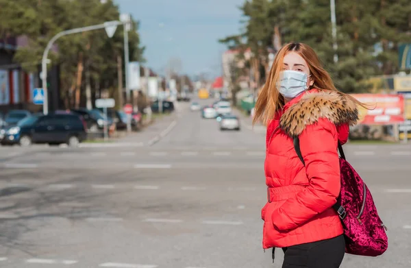 Virüsü durdur! Tekstil koruyucu maskeli kadın. Sosyal uzaklık 