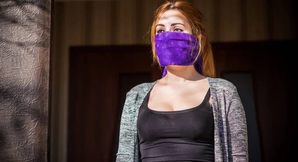 Junge Frau Modischer Hausgemachter Maske Schal Gesicht Virus Stoppen Sich — Stockfoto