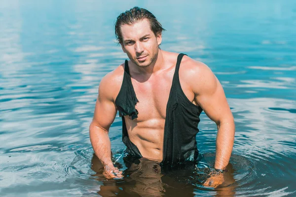 Homem Bonito Água Cara Sexy Mostrando Corpo Musculoso Conceito Vida — Fotografia de Stock
