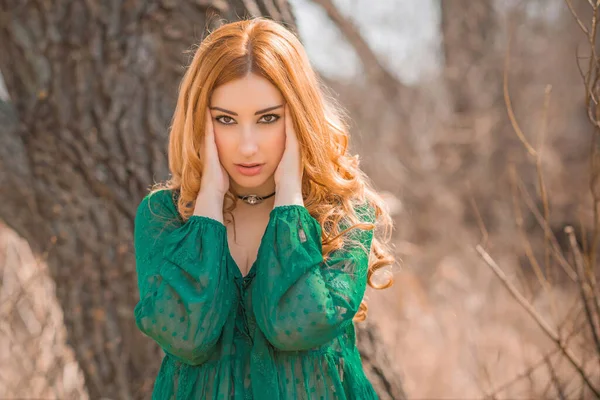 Yeşil Bluzlu Kızıl Saçlı Romantik Kız Boho Tarzı Saç Konsepti — Stok fotoğraf